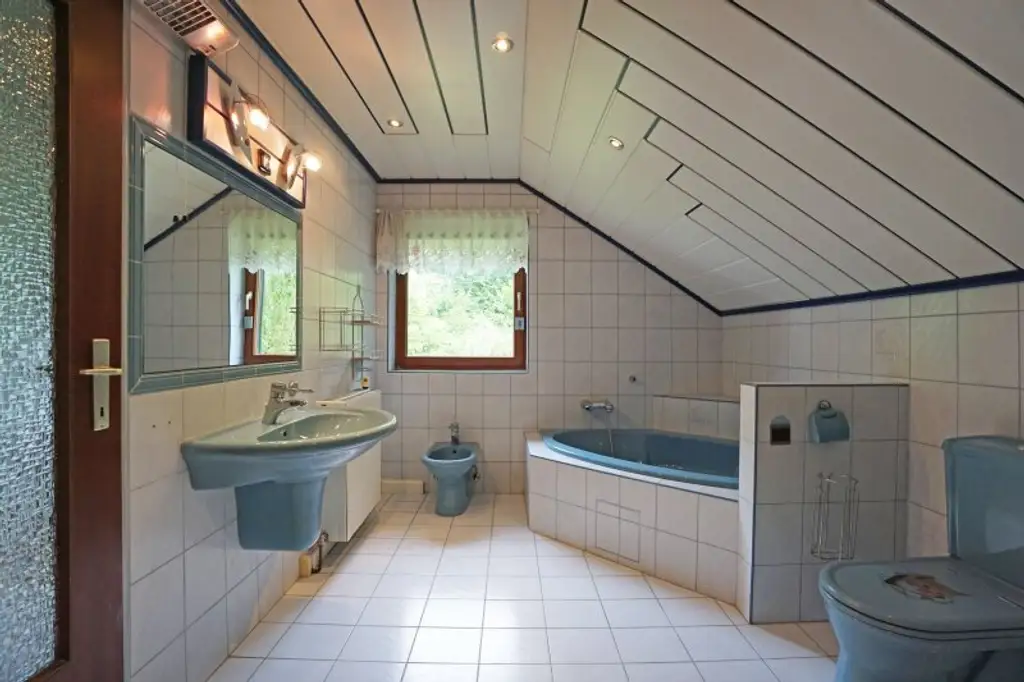 Familienidyll in Grünruhelage am Waldrand mit großem Garten, Schwimmbecken und Sauna