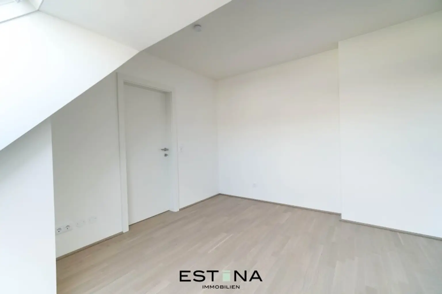 Provisionsfrei, ruhig, zentral & weit oben – Dachgeschoss-Wohnung mit Klasse