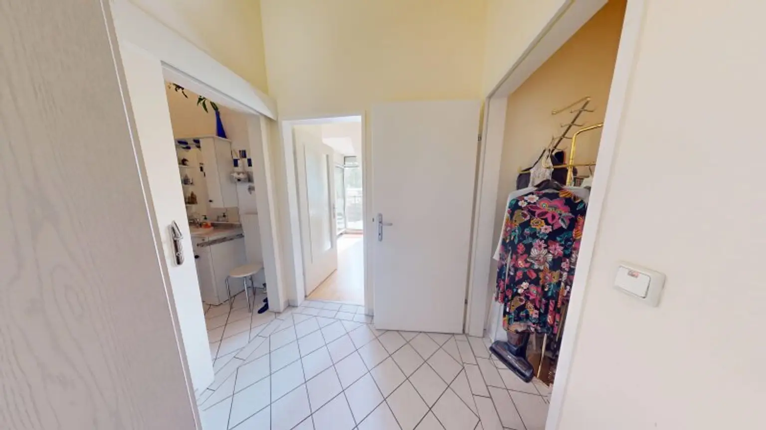 Helle DG-Wohnung mit Balkon | Garagenplatz optional