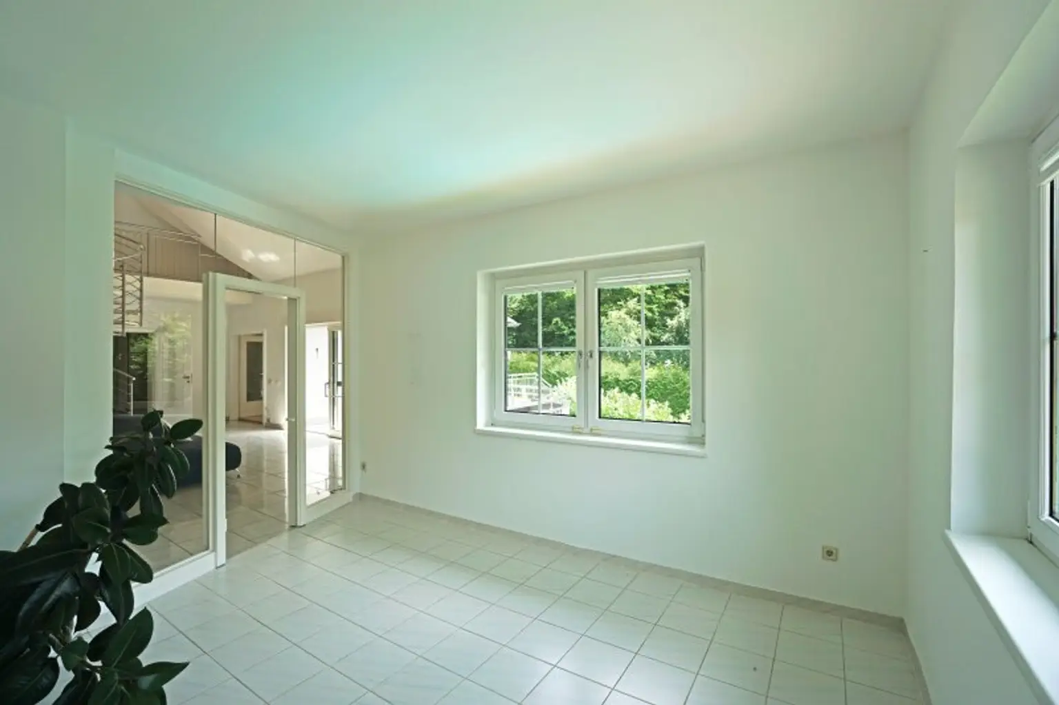 Repräsentative Villa mit Pool und Wellnessbereich in sonniger Waldrandruhelage