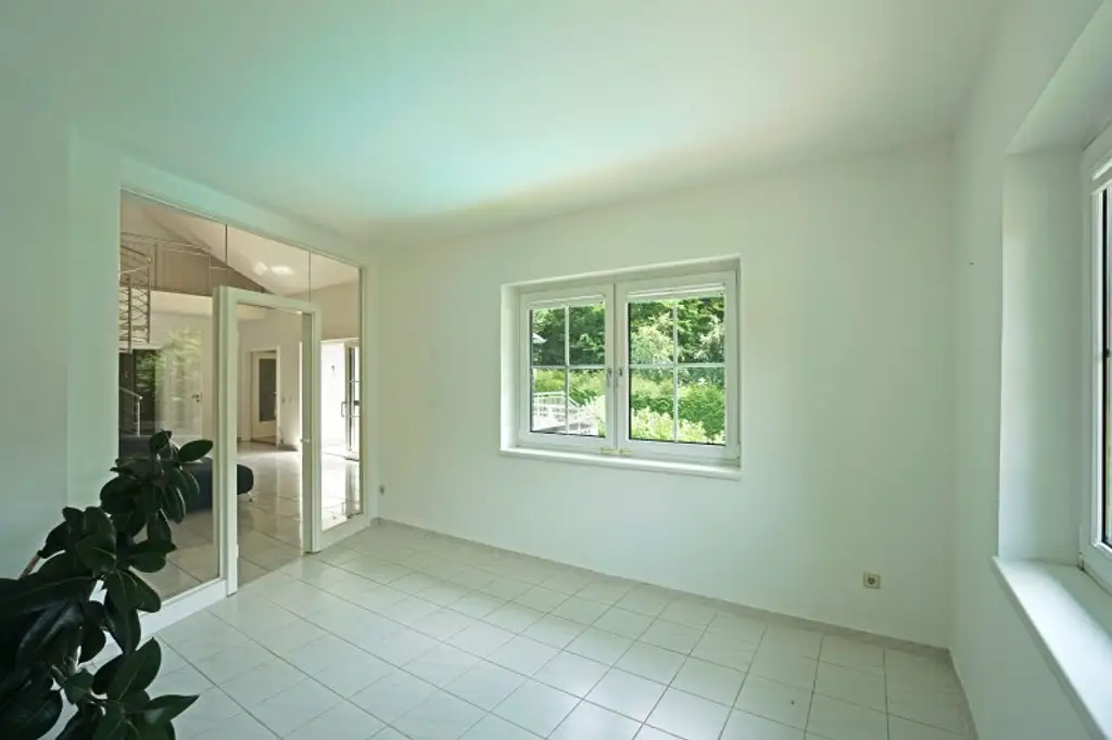 Repräsentative Villa mit Pool und Wellnessbereich in sonniger Waldrandruhelage