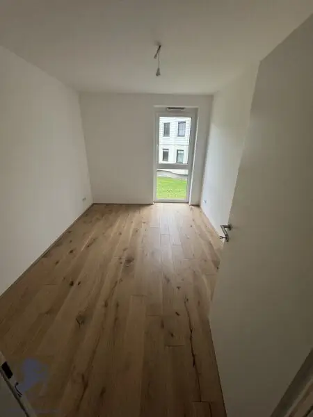 Moderne 3-Zimmer-Wohnung im 1. Stock – Neubau mit Balkon & 2 Parkplätzen