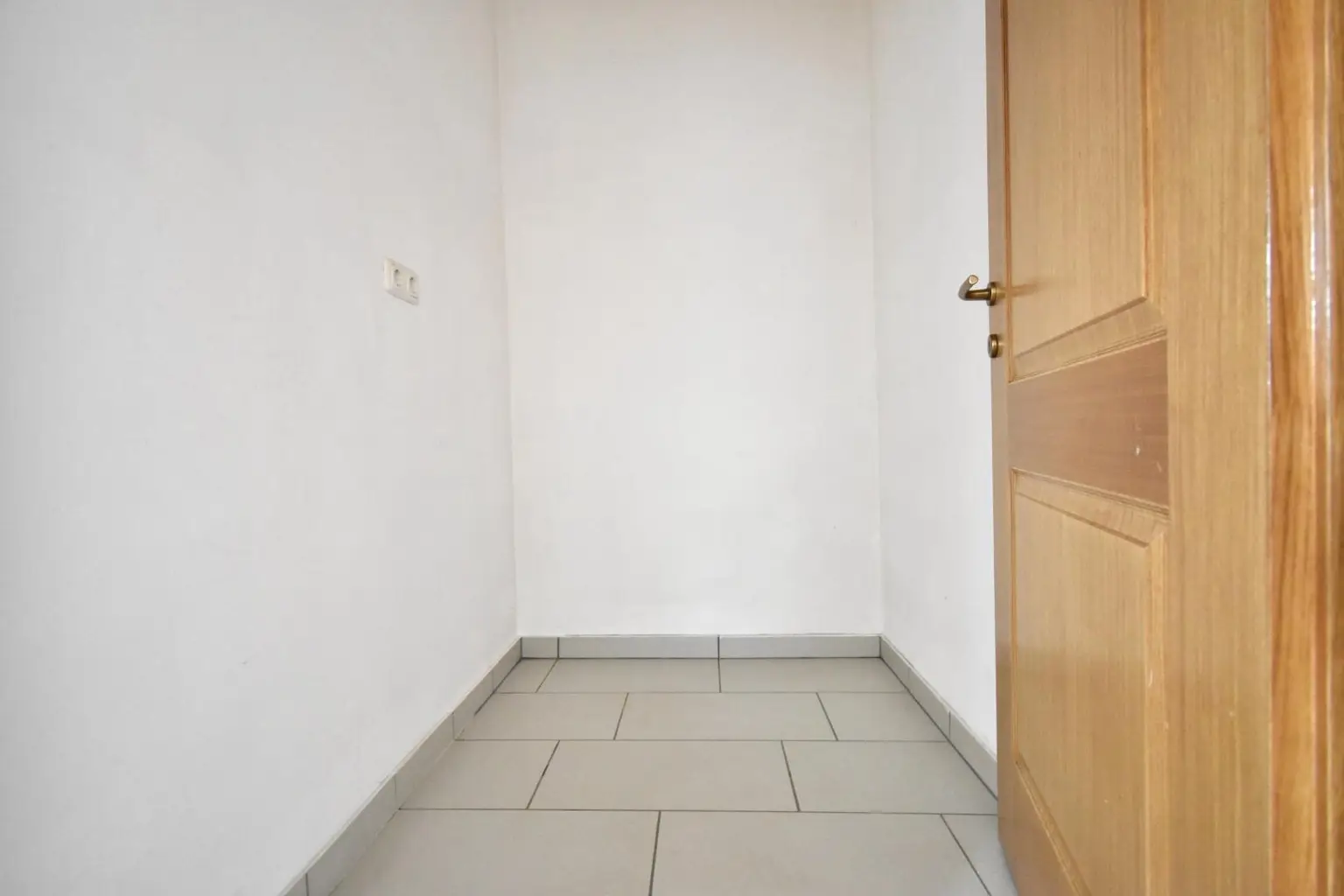 Investieren Sie clever in die Zukunft – gepflegte 2-Zimmer-Wohnung mit Küche und Balkon in zentraler Lage! Nähe BMW, SKF!!