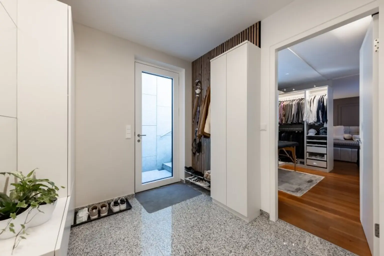 Exklusives Weinberg-Refugium: unverbaubarer Panoramablick in absoluter Ruhelage I hightech Pool I Dachterrasse mit Whirlpool I Erdwärme, Solarpaneele, Fußbodenheizung, Kühldecke