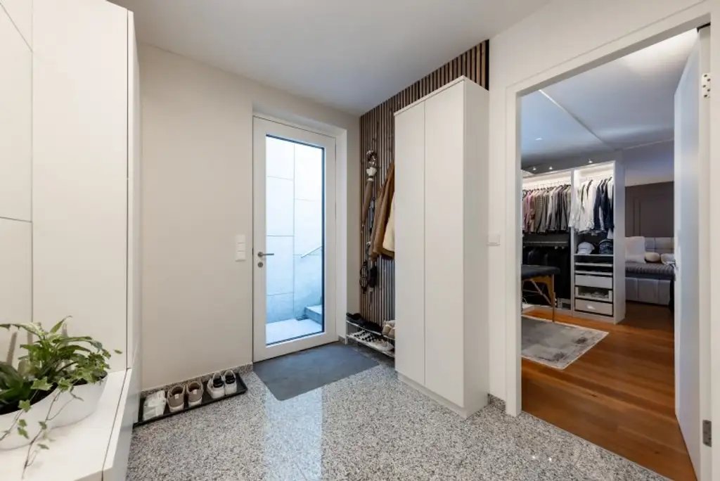 Exklusives Weinberg-Refugium: unverbaubarer Panoramablick in absoluter Ruhelage I hightech Pool I Dachterrasse mit Whirlpool I Erdwärme, Solarpaneele, Fußbodenheizung, Kühldecke