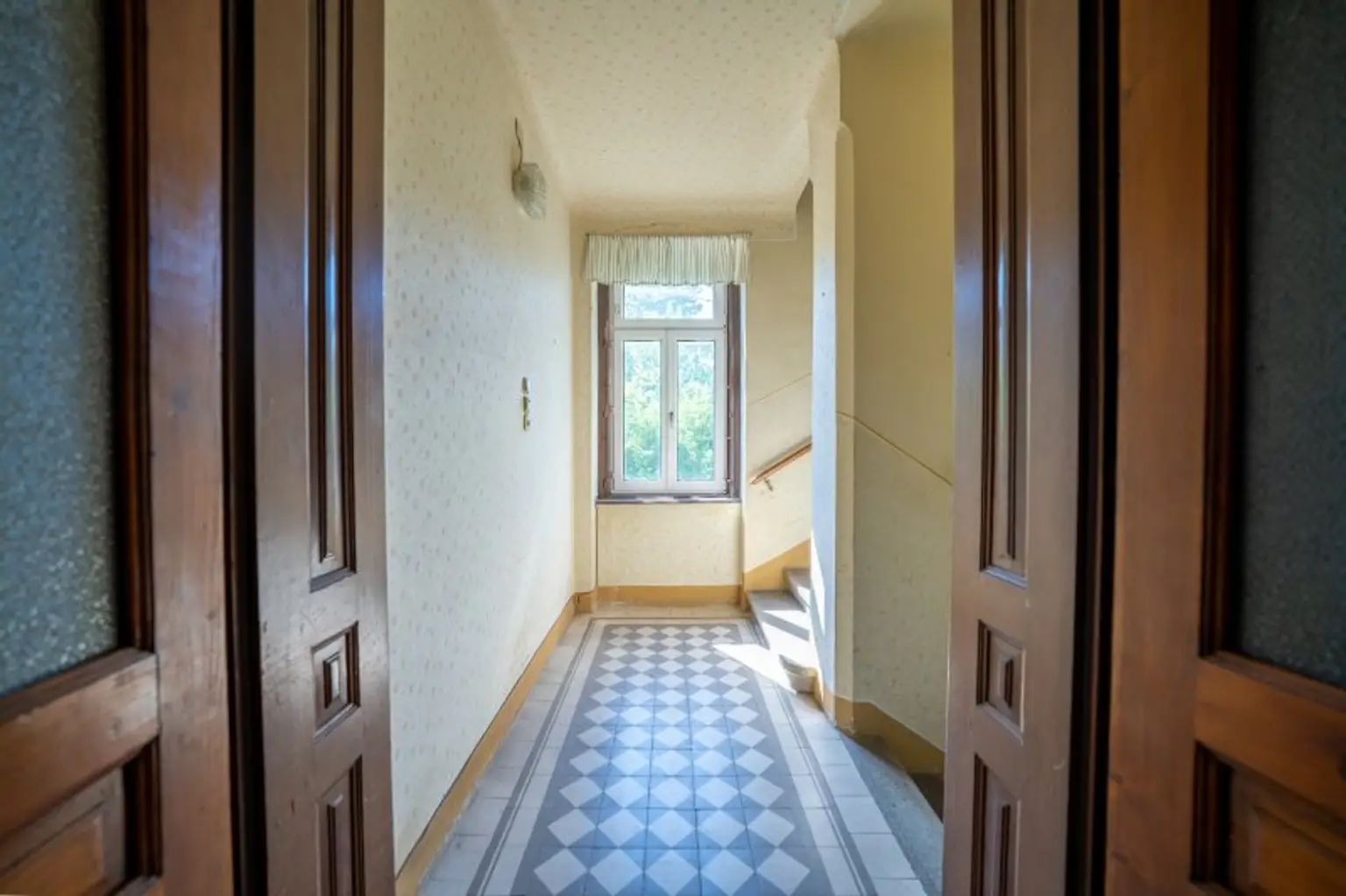 Jahrhundertwende Villa und großartiges Grundstück im Herzen von Gießhübl