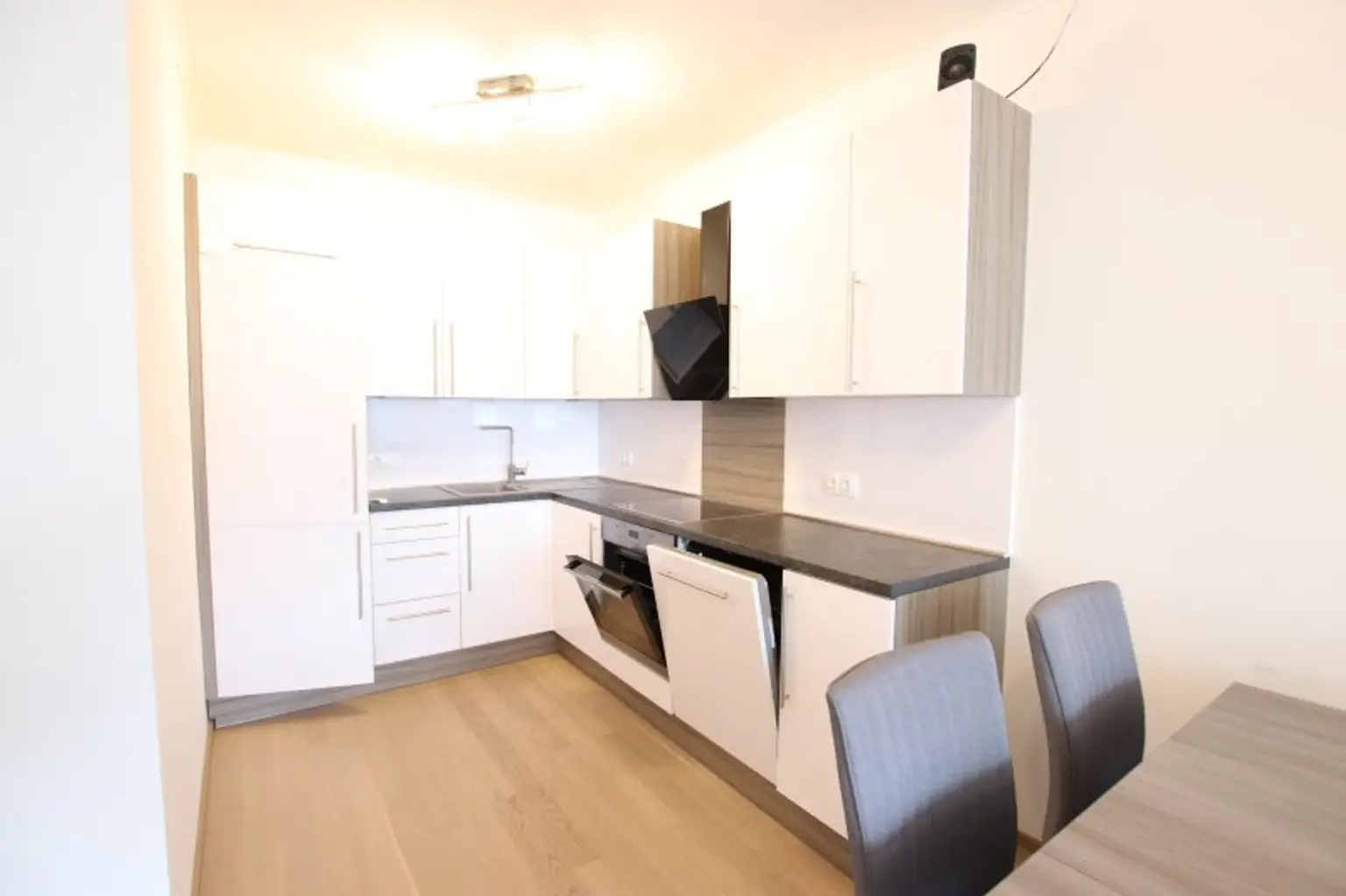 Neuwertige, teilmöblierte 2 Zimmer Penthousewohnung mit Terrasse und Carport in Klagenfurt