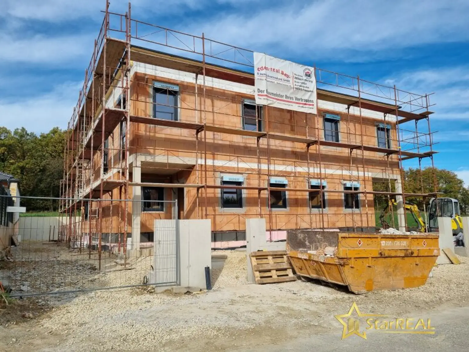 LETZTES HAUS VERFÜGBAR! IDEAL FÜR FAMILIEN! 5-ZIMMER-ZIEGELHAUS MIT UNVERBAUBAREN AUSBLICK. MIT KELLER, BALKON, TERRASSE, CARPORT UND GROSSEM GARTEN.