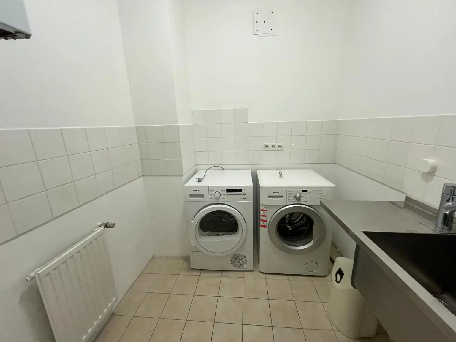 Technikraum mit Waschmaschinenanschluss
