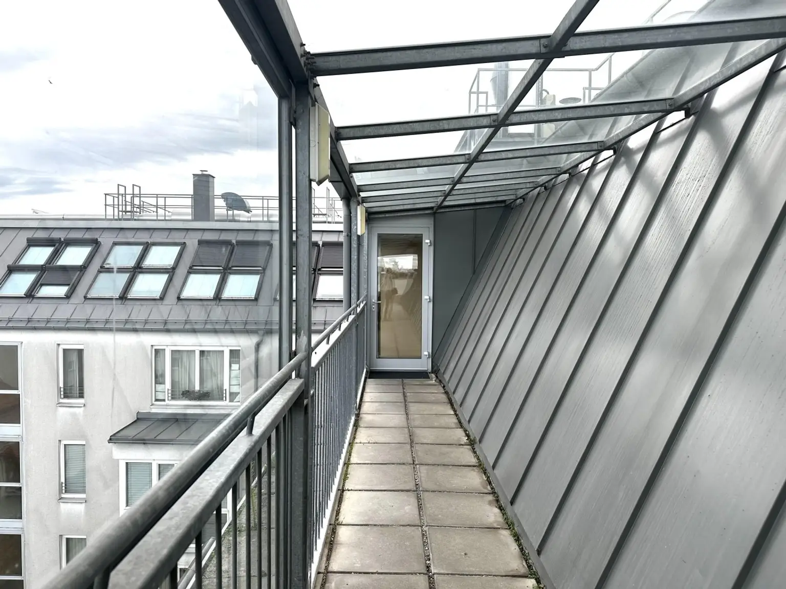 "Moderne Dachgeschosswohnung mit großer Terrasse & Garagenstellplatz"
