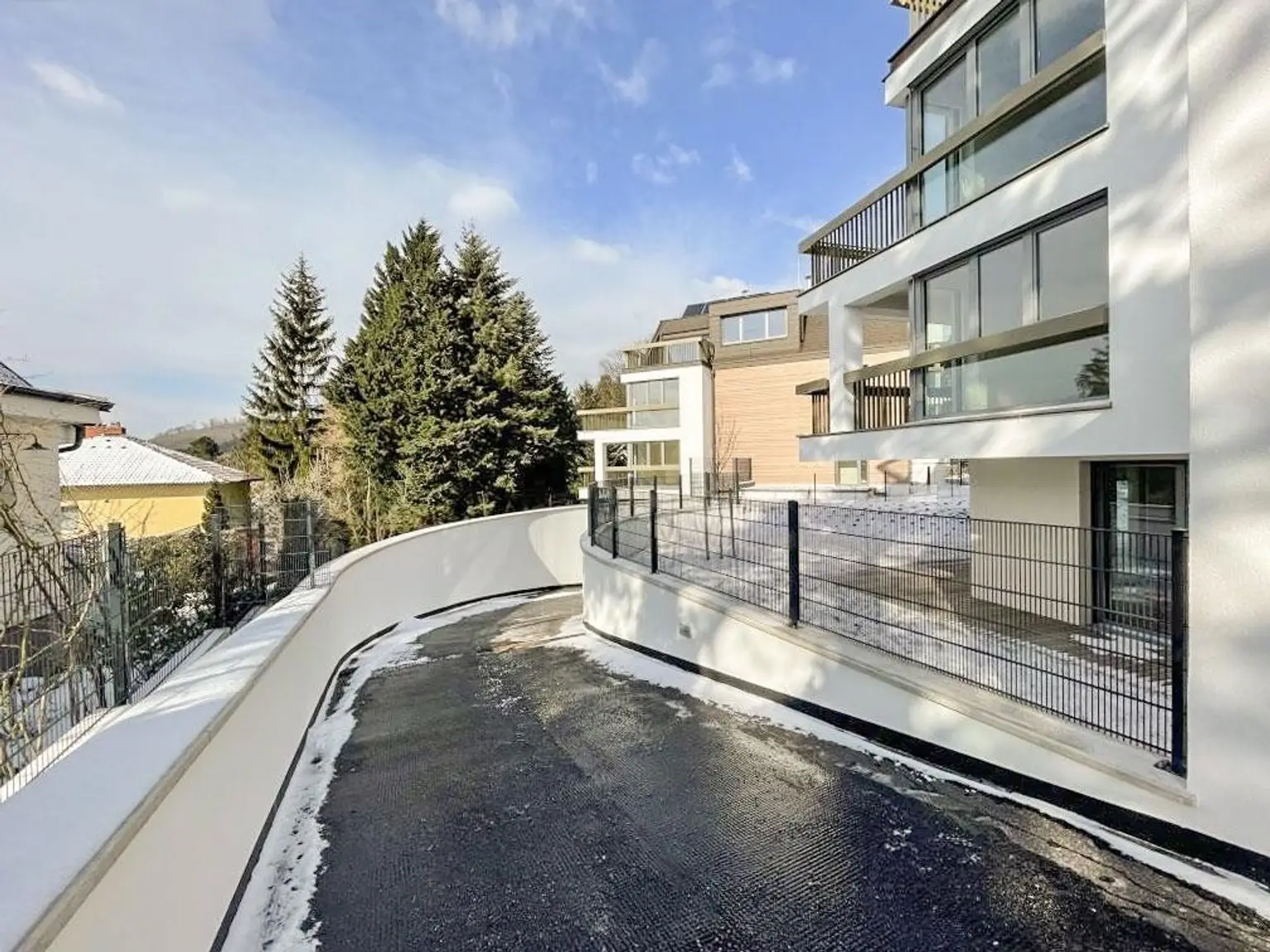 Exklusiv und komplett möblierte 3-Zimmer-Terrassenwohnung für gehob. Ansprüche // Excl. and fully furnished 3-room terr. apt for discerning tastes //