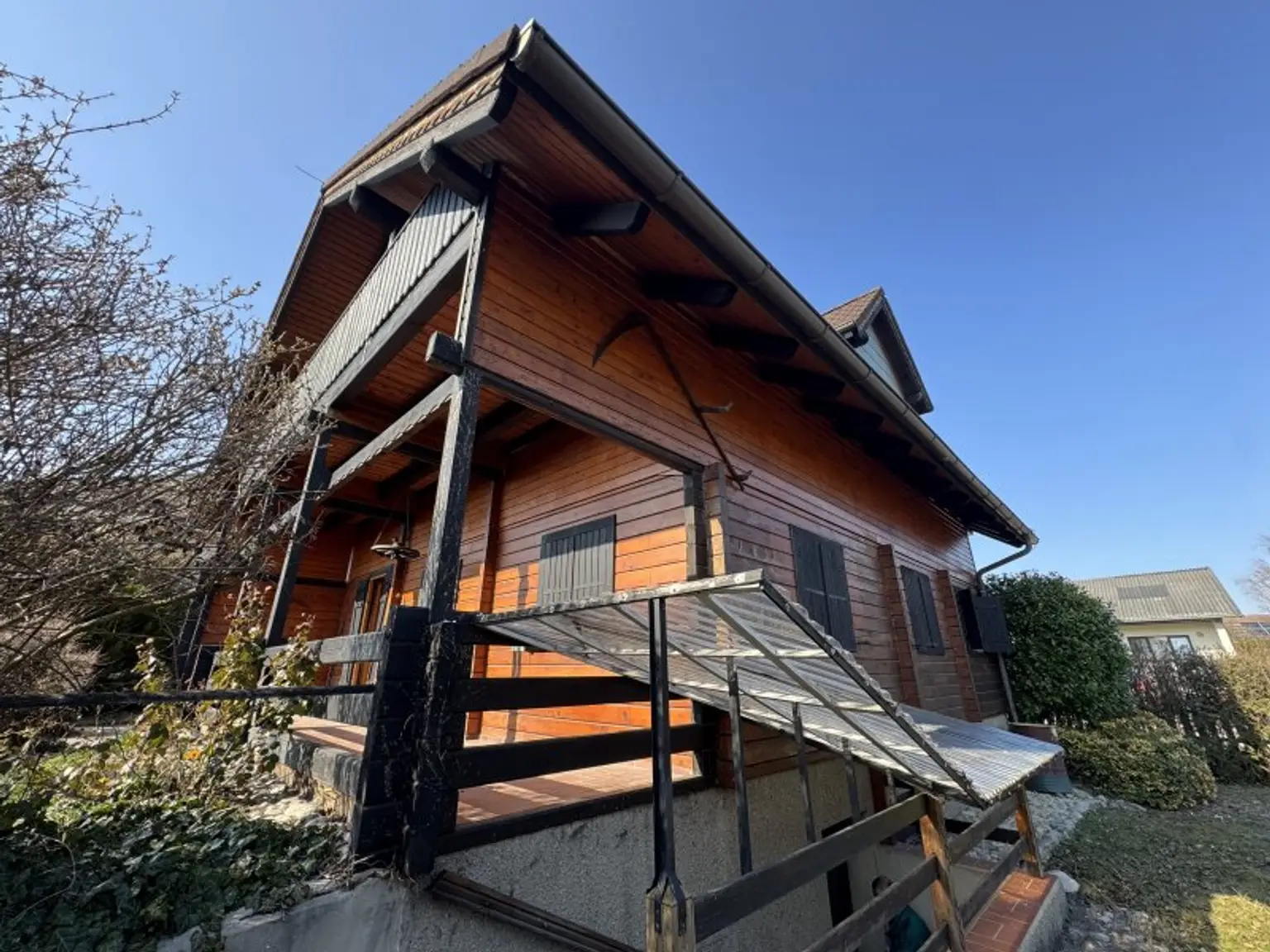 Sonniges Blockhaus mit Pool, Balkon & Gartenidylle in Sollenau