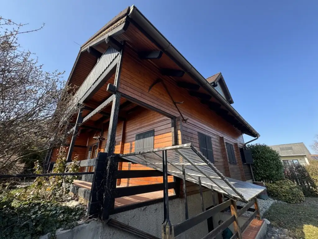 Sonniges Blockhaus mit Pool, Balkon & Gartenidylle in Sollenau