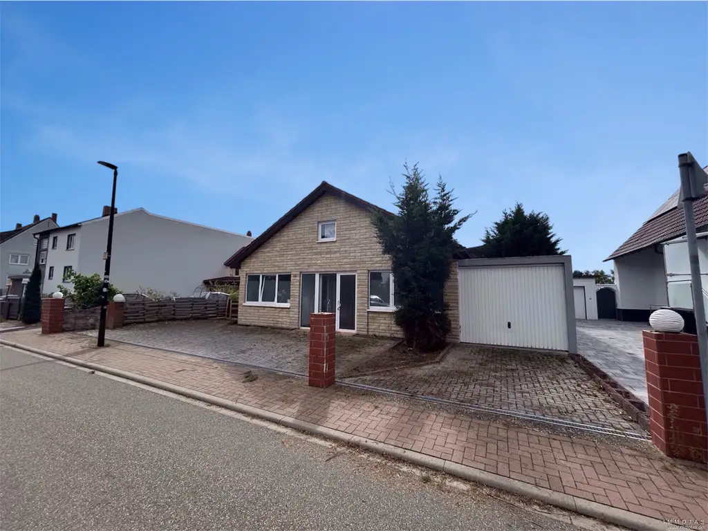 Wohnen und Arbeiten vereint: Einfamilienhaus mit Bürogebäude in Rödersheim-Gronau