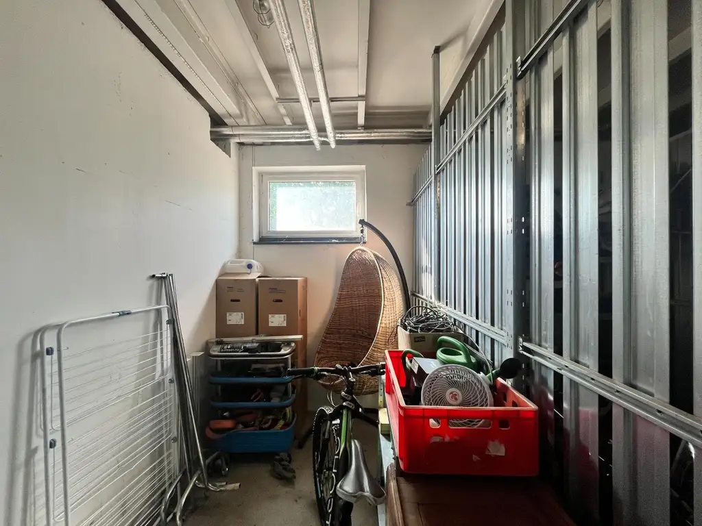 2-Zimmer-Dachgeschosswohnung mit Parkplatz und Klimaanlage!