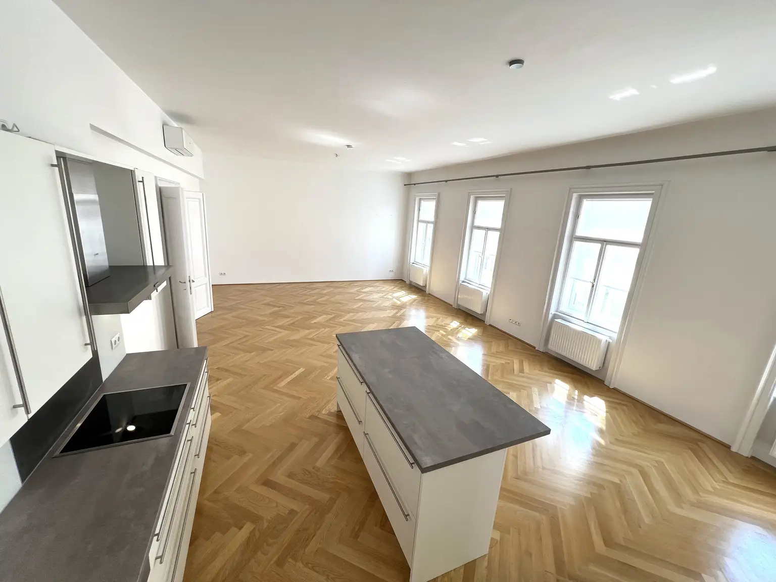 UNBEFRISTET: Prachtvolle, klimatisierte 5-Zimmer-Wohnung mit fantastischer Stadtaussicht / Beautiful air-conditioned 5-room flat with fantastic city view