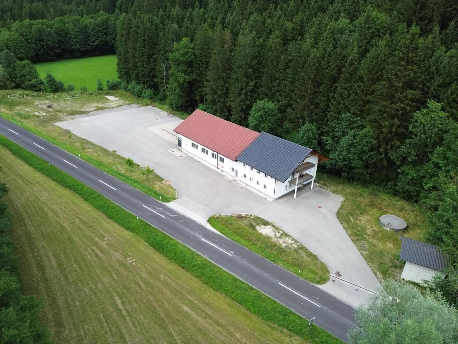 COMING SOON! Großzügige Gewerbeliegenschaft mit XXL-Grundstück, Halle, Büro und XL-Einliegerwohnung in zentraler Lage in Fornach