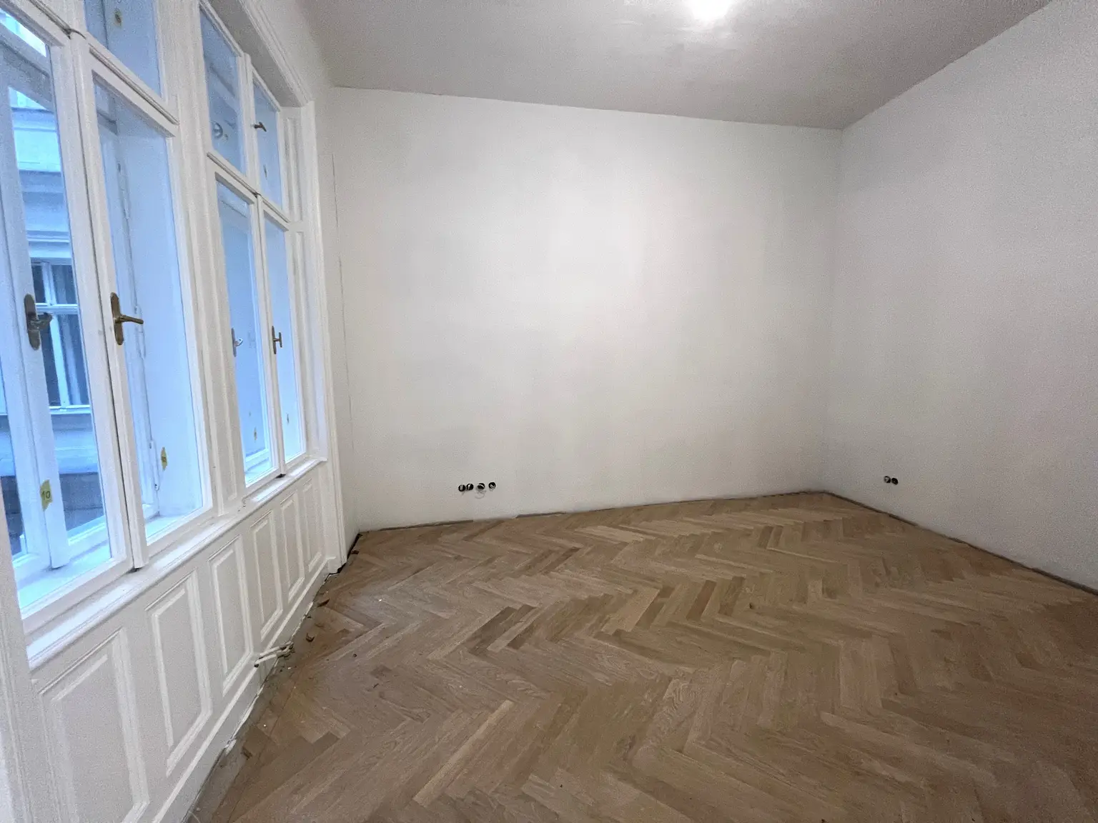 UNBEFRISTET: Generalsanierte 5-Zimmer-Altbauwohnung mit kleinem Balkon in der Innenstadt