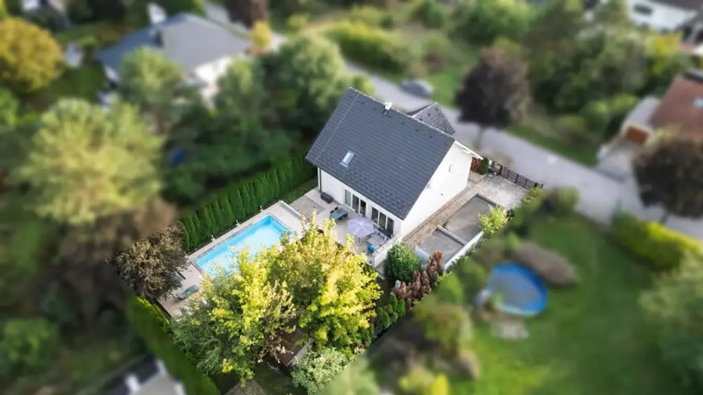 ! "take your bags and move in" ! 4,5 Zimmer, Terrasse, Garage & Pool! Grünruhelage!
