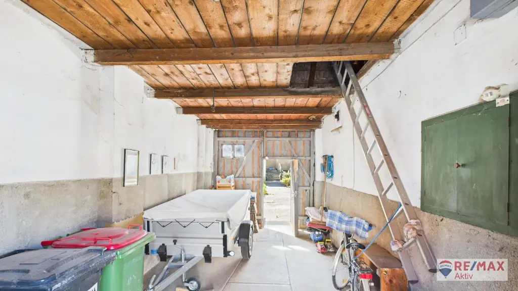 Sanierungsbedürftiges Haus mit riesigem Grundstück und Nebengebäuden