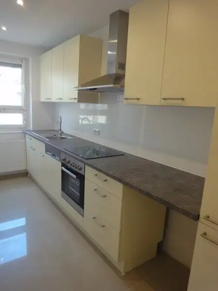 Baumeistergasse: Zwei Zimmer (zenral begehbar) mit Balkon!