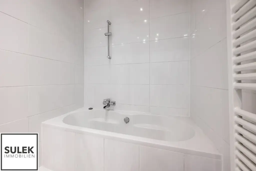 Adaptierungsbedürftige Erkerwohnung direkt beim Schloss Schönbrunn - 3 Zimmer