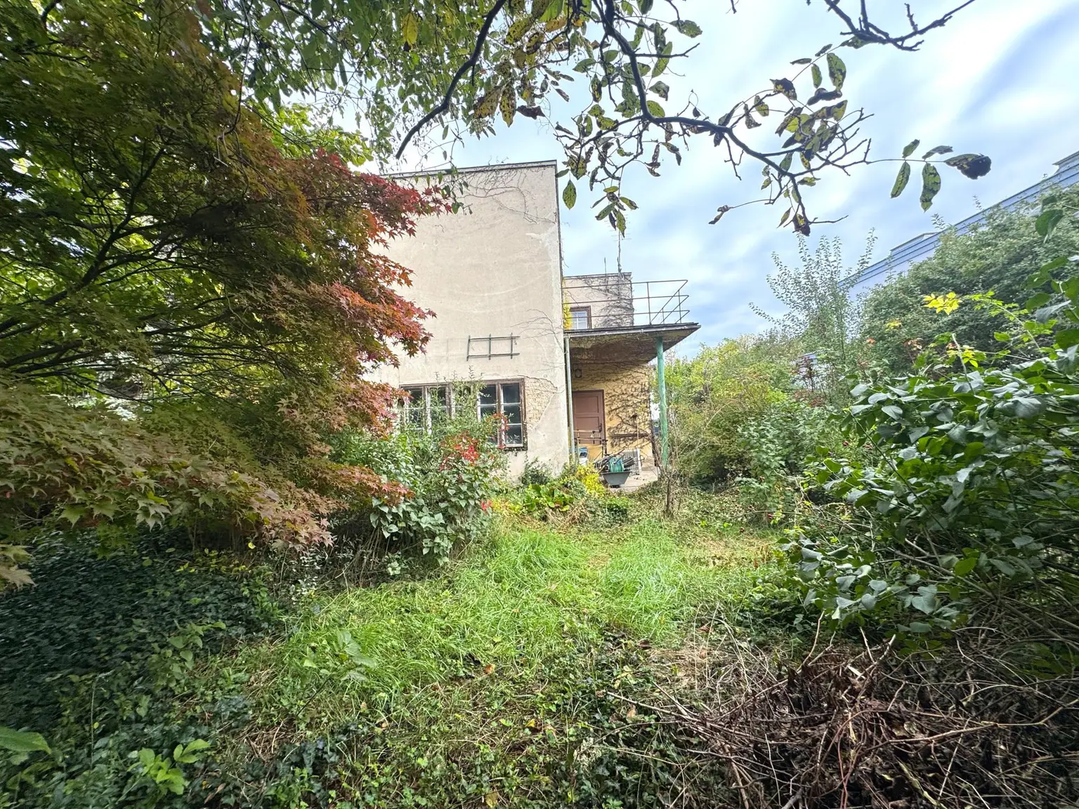 Sanierungsbedürftiges Einfamilienhaus mit schönem Garten in zentraler Lage!