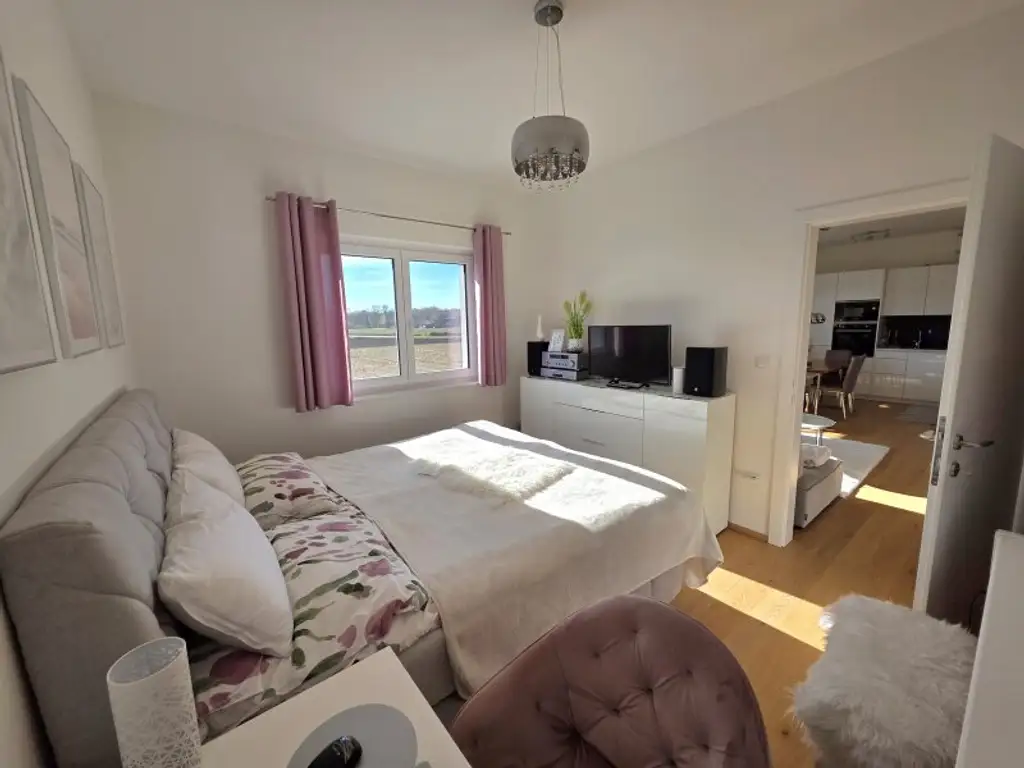 Neuwertige und sonnige Wohnung mit Carport! Vollmöbliert!