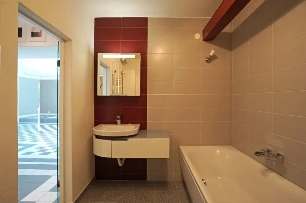 Repräsentative Villa mit Pool und Wellnessbereich in sonniger Waldrandruhelage