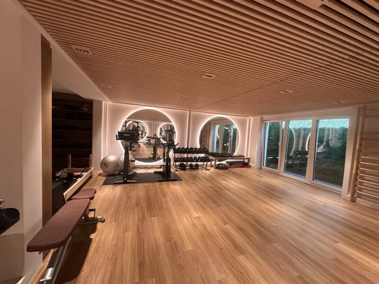 LUXUS GARTENWOHNUNG mit 300 m² Privatgarten im 1190 Wien + Pool und Gym