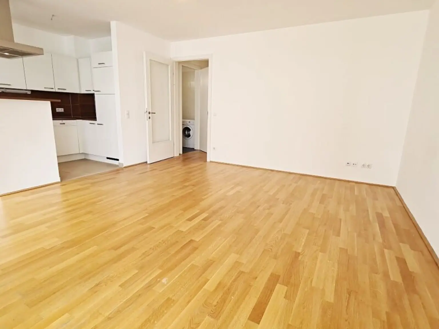 U1-NÄHE, gepflegte 68 m2 Neubau inkl. 4 m2 Loggia, 2 Zimmer, Wannenbad, Parketten, 2. Liftstock, Humboldtgasse