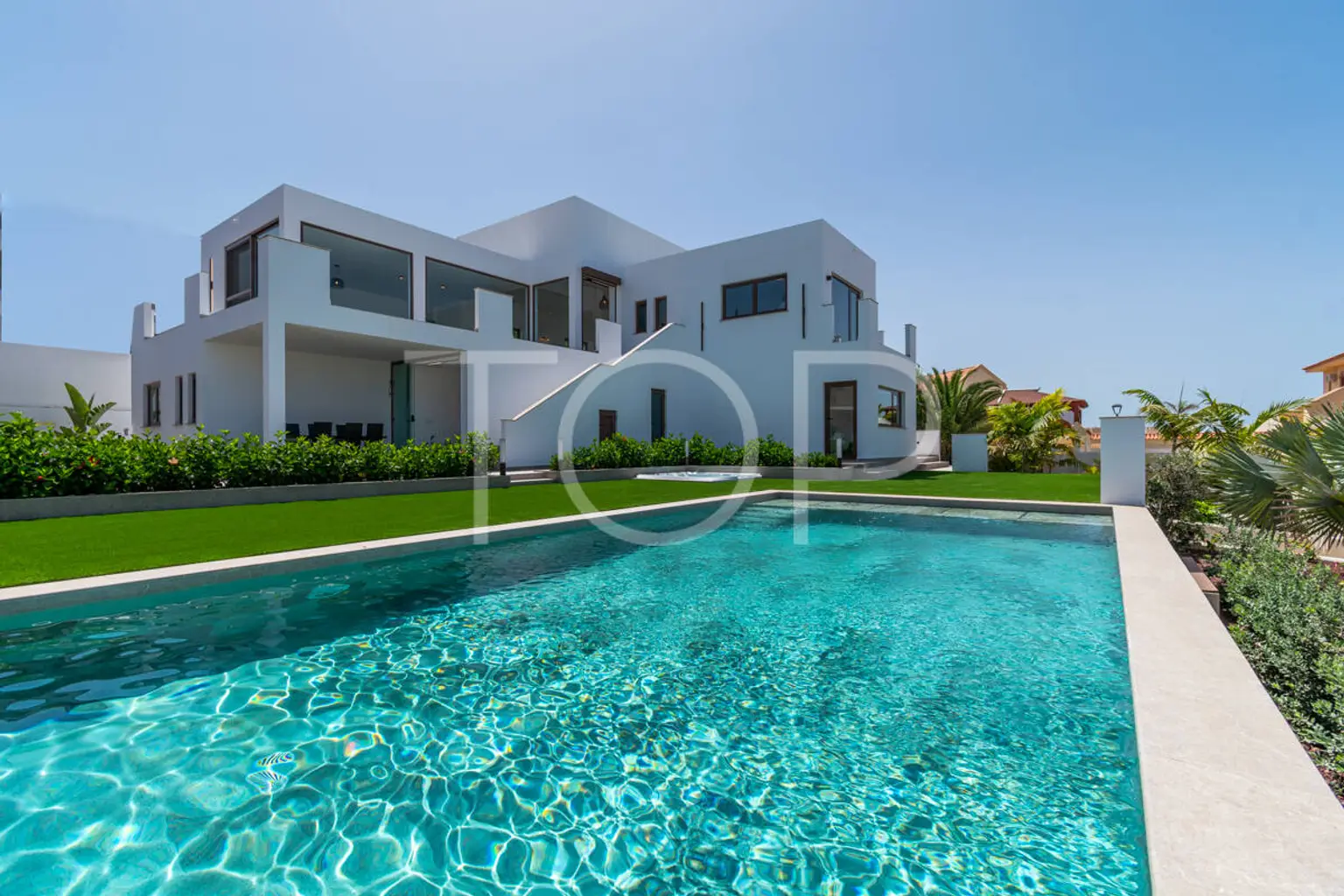 Großzügige moderne Villa mit beheiztem Pool und tropischem Garten in Playa Paraíso