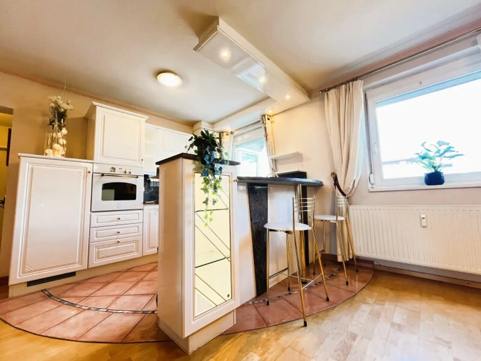 WOHNEN MIT AUSBLICK: Wunderschöne 3-Zimmerwohnung mit 2 verglasten Balkonen nahe Stadtgrenze von INNSBRUCK!