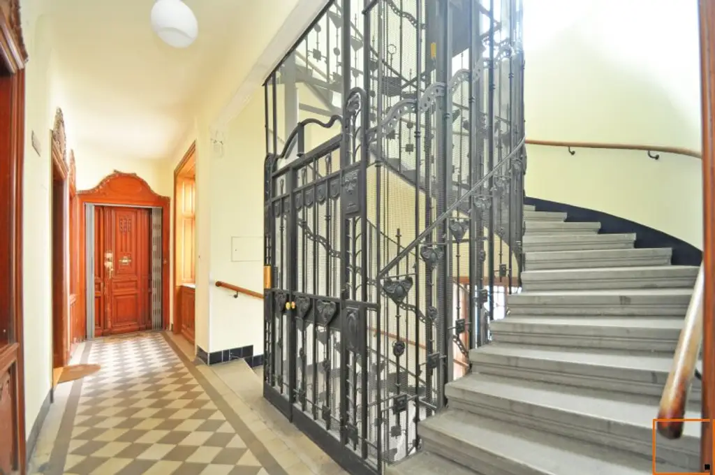Museumsquartier: Erstbezug: Elegante 5,5 Zimmer-Altbauwohnung mit Balkon