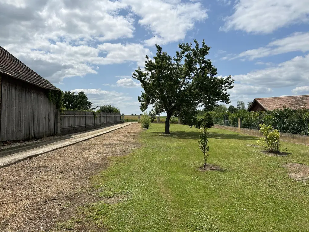 Weinviertler Bauernhaus mit großen Grundstück