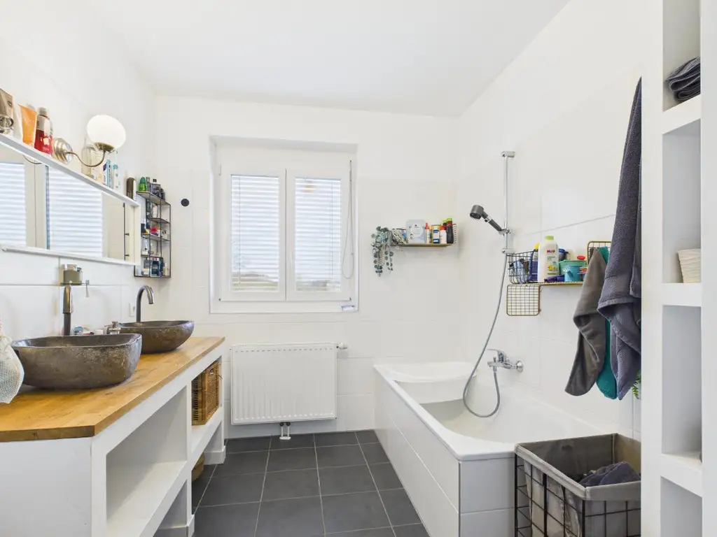 Neuwertige Doppelhaushälfte mit TOP Ausstattung in ruhiger Ortsrandlage