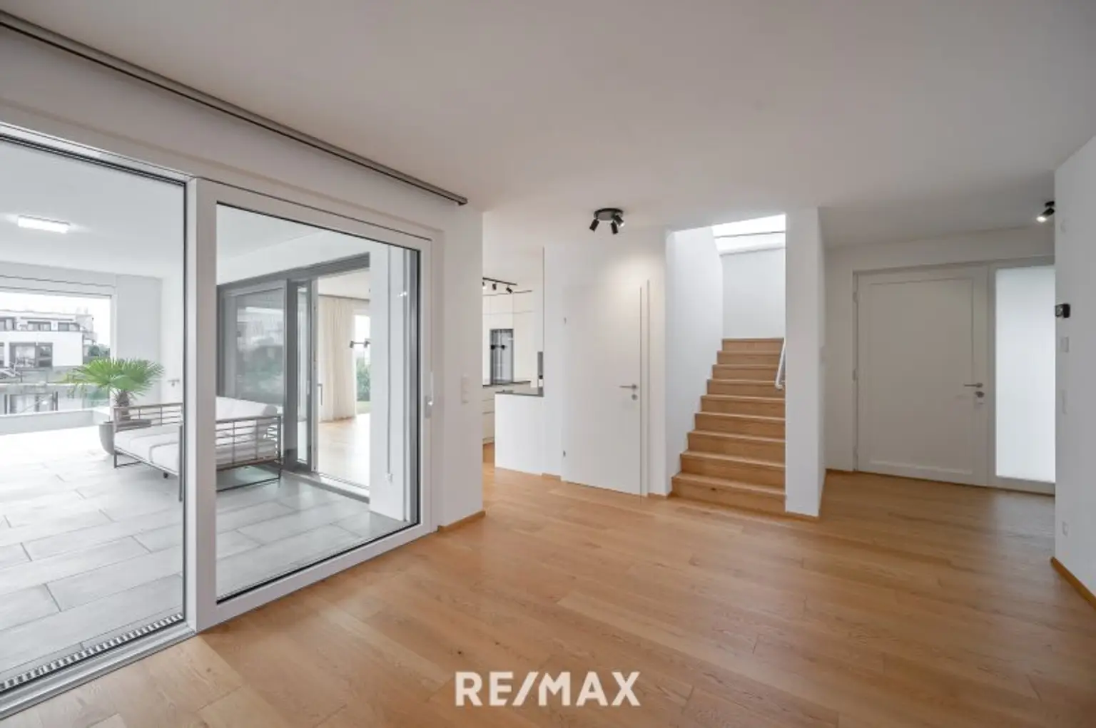 Wohnzimmer mit Blick Stiegenaufgang