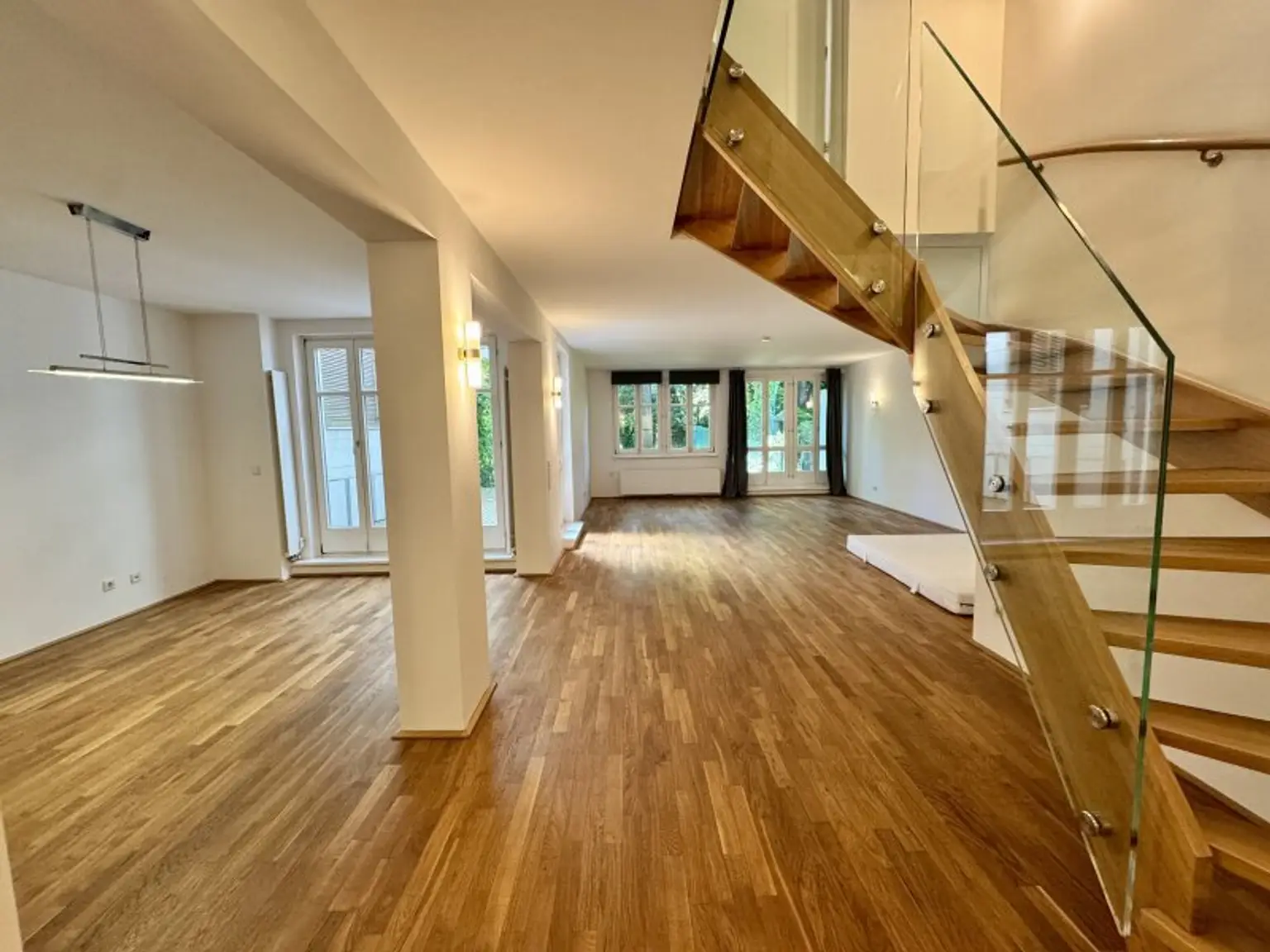 Blick vom Eingangsbereich zum Wohnbereich