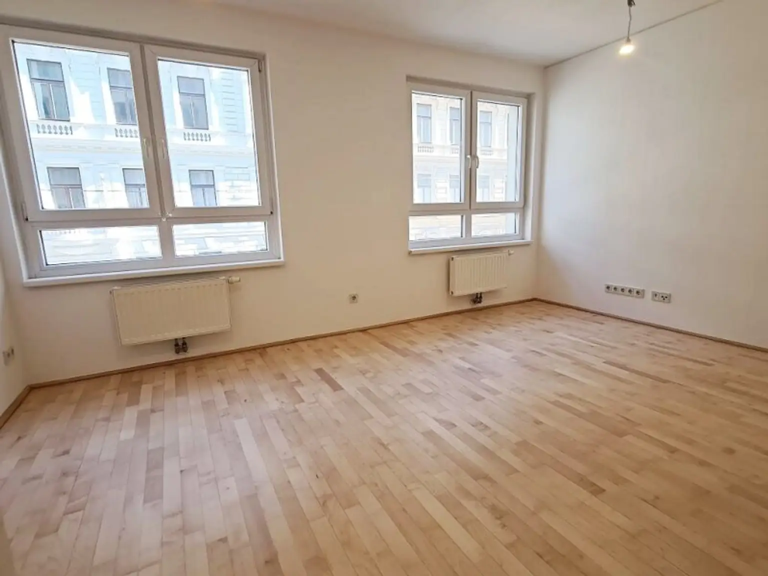 HÖRLGASSE BEIM SCHLICKPLATZ, gepflegte 45 m2 Neubau, 2 Zimmer, Komplettküche, Duschbad, Parketten, 2. Liftstock