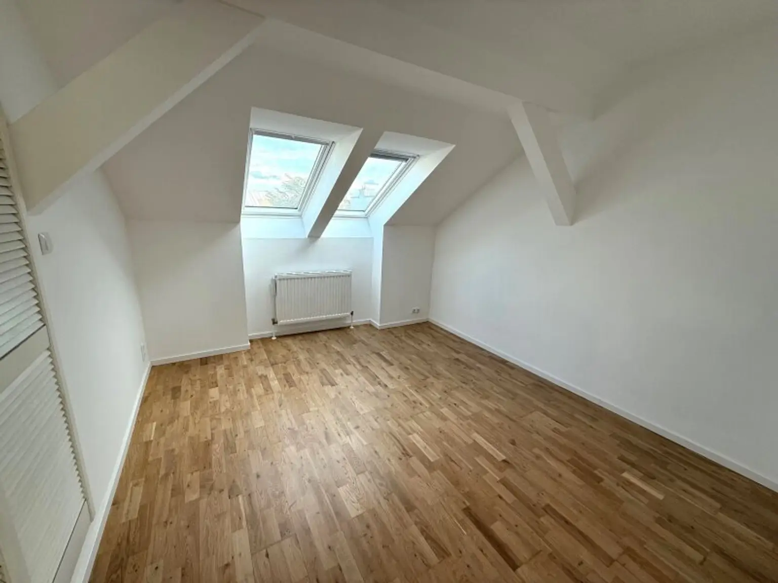 Nur ca. € 4.000 pro m² - 3 Zimmer DG-Wohnung  -  2 Gehminuten zur U3 Station Johnstraße