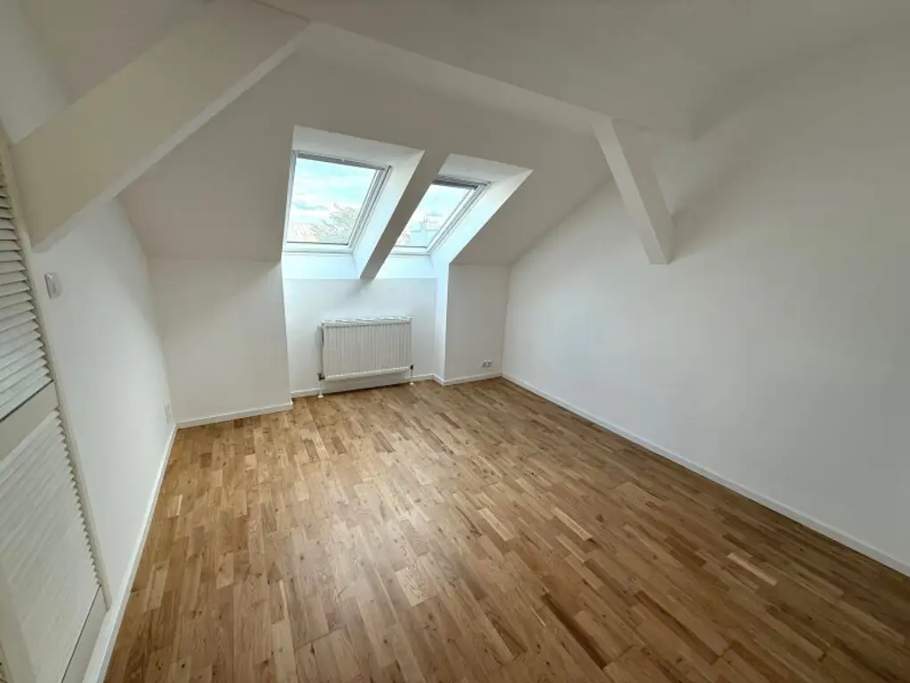 Nur ca. € 4.000 pro m² - 3 Zimmer DG-Wohnung  -  2 Gehminuten zur U3 Station Johnstraße