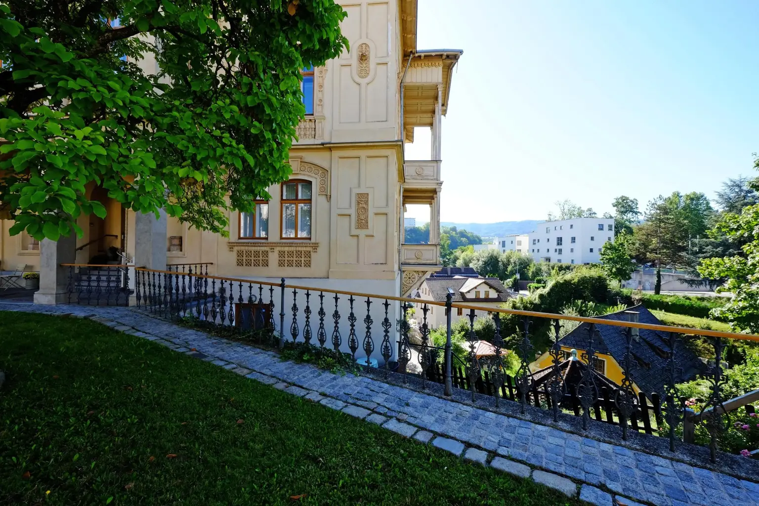 Historische Villa ALMEROTH im Stadtzentrum- Wohnen auf 250 m2 im OG plus 4 Untermieter