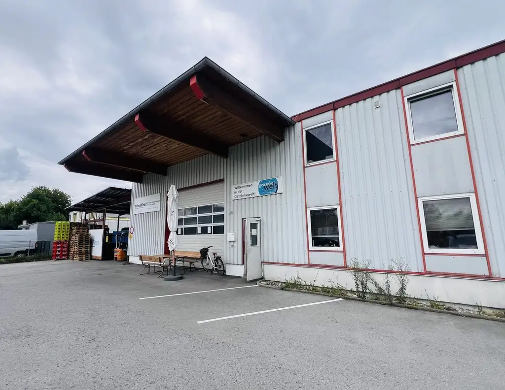 Attraktive Gewerbeimmobilie im Betriebsgebiet Lustenau Nord mit großem Innen- und Außenlager, Bürotrakt und Betriebswohnung.