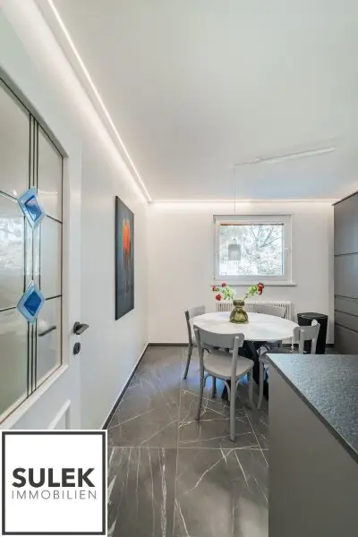 Ruhige, sanierte 3,5 Zimmer Wohnung mit Designer-Bad und Küche + Garage (optional!) in Mariahilf - beziehbar ab 01/26!