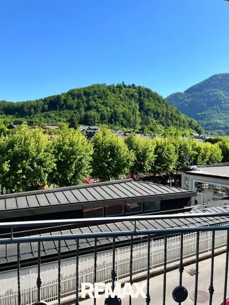 Ausblick - vorgelagert das bekannte Café Zauner von Bad Ischl an der Promenade