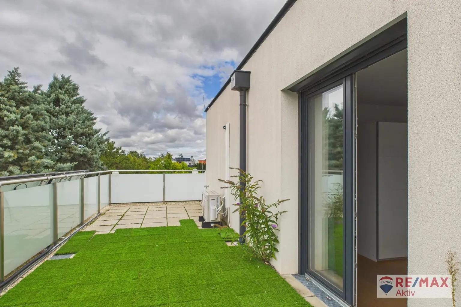 Modernes Reihenhaus mit Dachterrasse, Garten & PV-Anlage