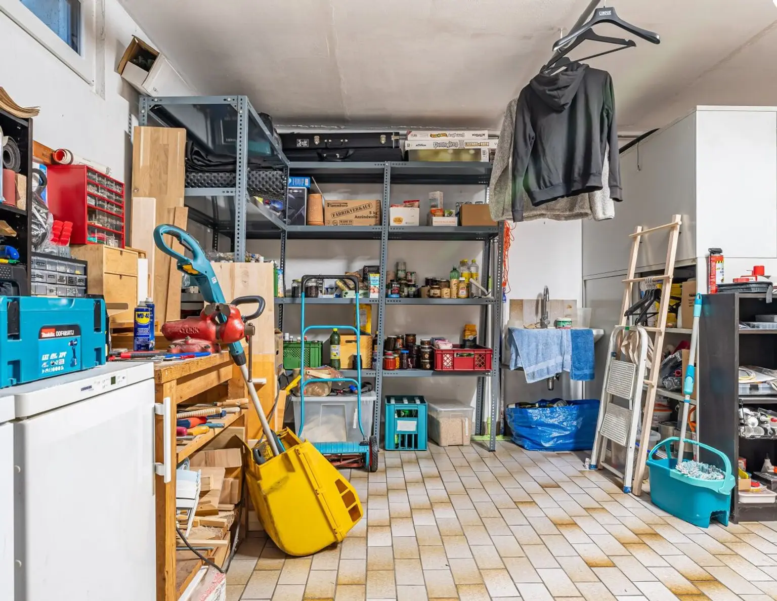 LEONDING BERG: MODERNES REIHENHAUS MIT KELLER, SAUNA, TERRASSEN UND STADTNAHE LAGE VEREINT