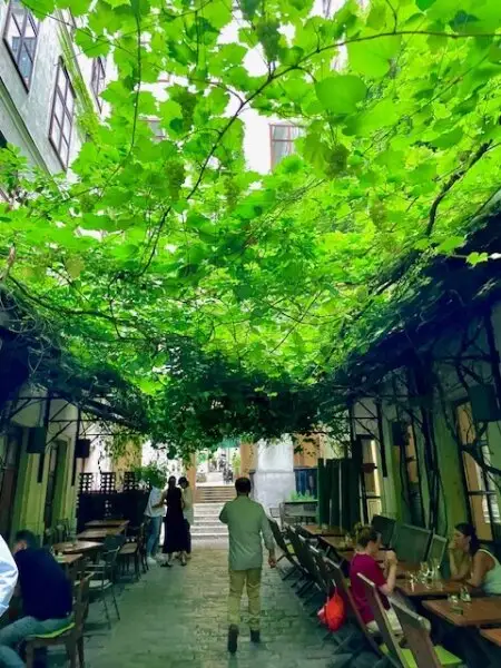 WOHNEN im 7-ten HIMMEL - INNENSTÄDTISCHE EigentumsWohnung - ELEGANTE Klassische Wiener-Altbau-Wohnung mit 2-Zimmern in Top Lage am SPITTELBERG - DURCHHAUS!