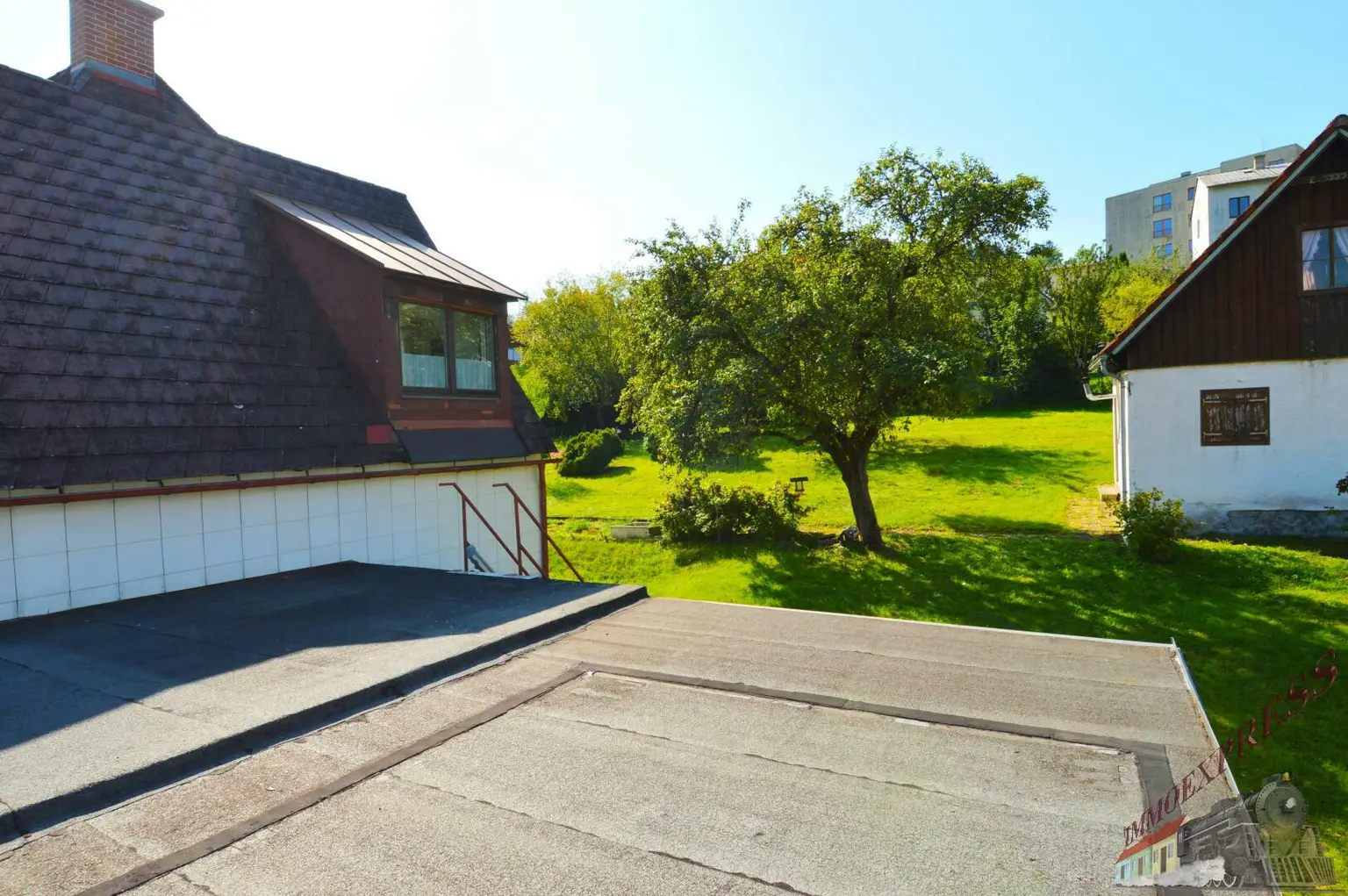 Einfamilienhaus mit Gäste-/Sommerhaus und 2 Garagen - Fernblick