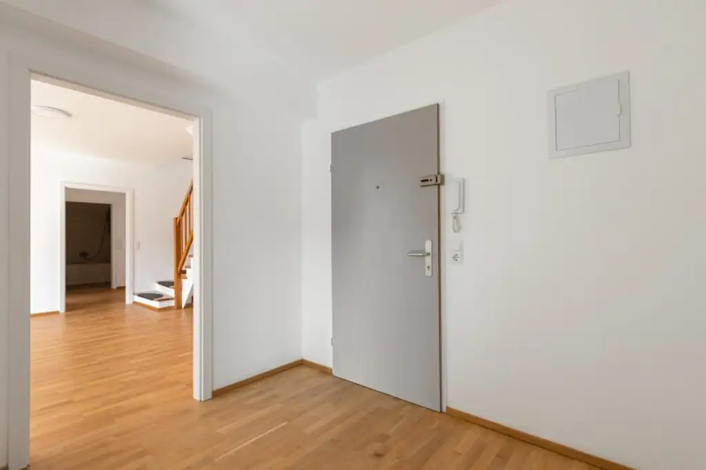 TOP ANGEBOT! Helle 4-Zi.-DG-Wohnung im 16. Bezirk! inkl. 2 Stellplätzen!